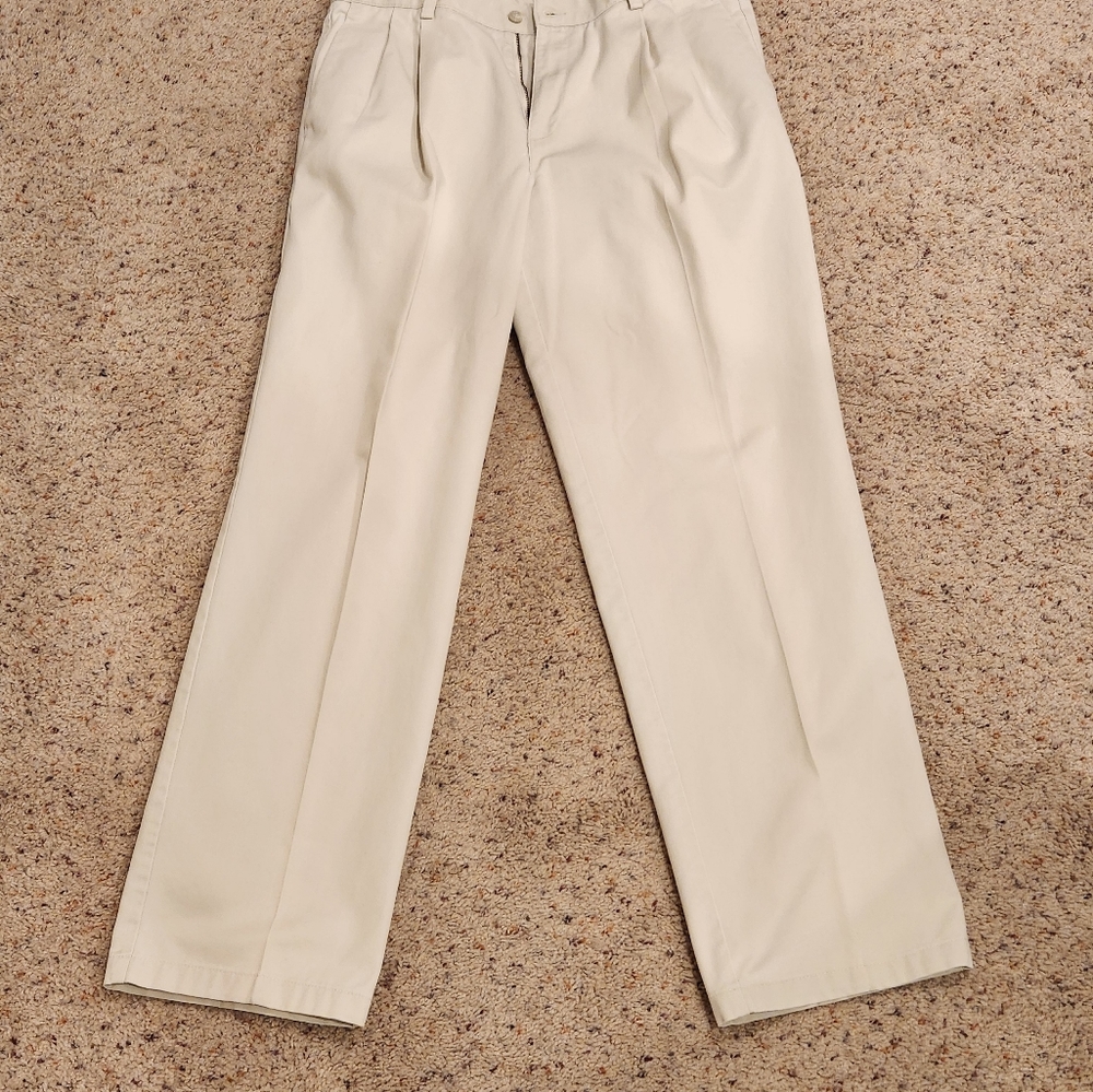 Mens Dockers 34in x 32in - Cream Colored , Very Nice